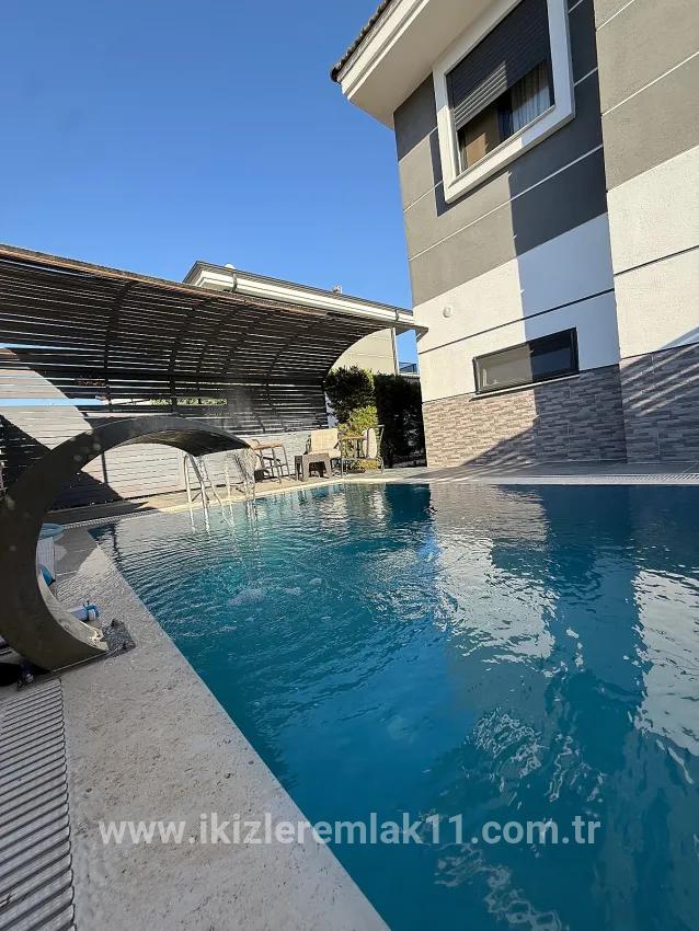 Для продажи Семейный дом 3+1 в Cumhuriyet Seferihisar Doğanbey - 340 m²