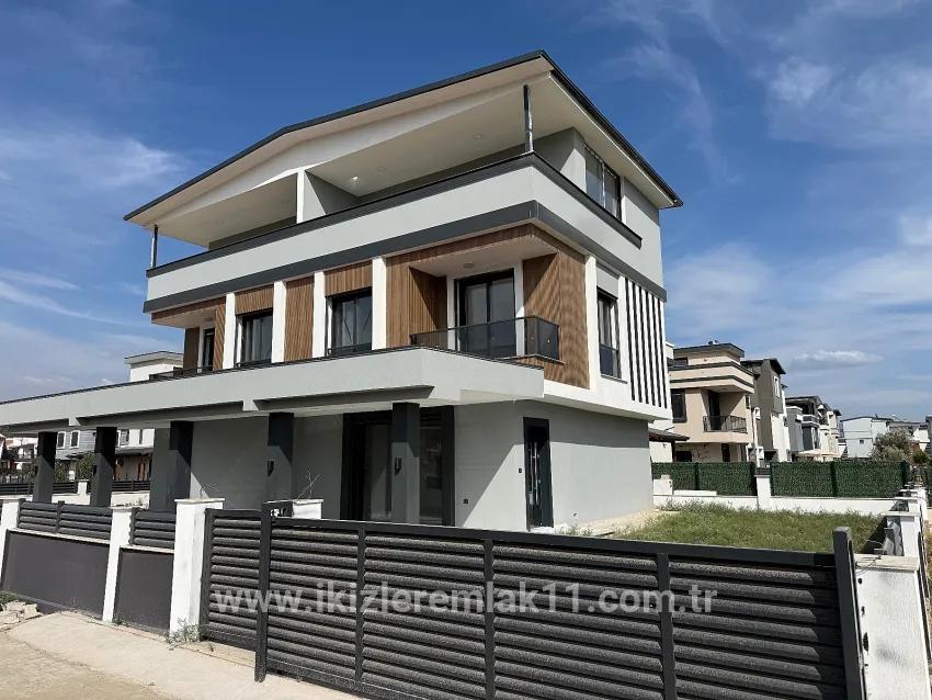 Для продажи Вилла 3+1 в Cumhuriyet Seferihisar Doğanbey - 180 m²