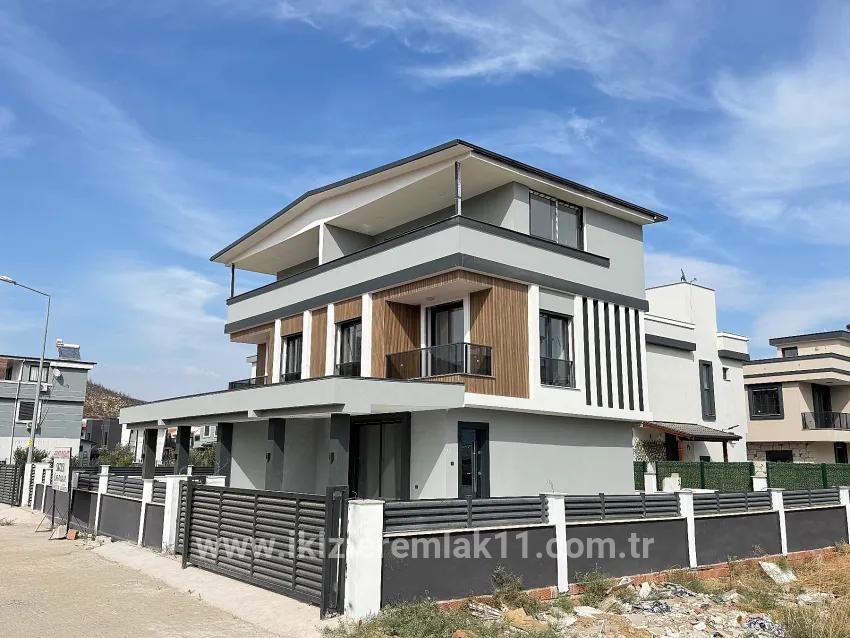 Для продажи Вилла 3+1 в Cumhuriyet Seferihisar Doğanbey - 180 m²