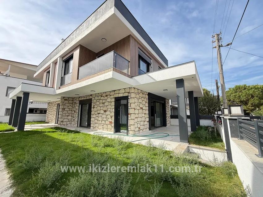 Для продажи Летний 3+1 в Cumhuriyet Seferihisar Doğanbey - 180 m²