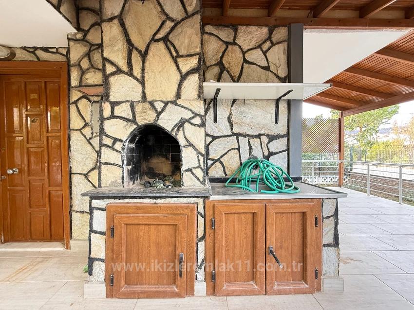 Срочная Продажа Виллы 3+1 С Большим Садом В Центре Сеферихисар Доганбей