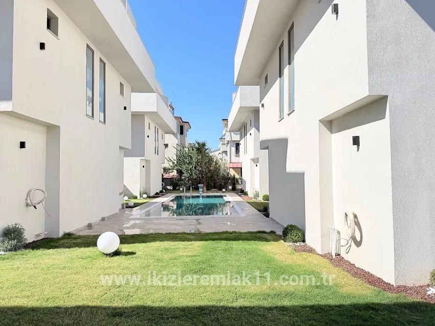 Для продажи Вилла 3+1 в Mersin Alanı Seferihisar Ürkmez - 200 m²