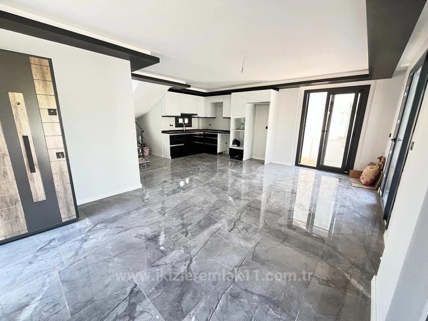 Отдельная Вилла 3+1 С Родительской Спальней В Саду Площадью 390 М2 На Продажу В Сеферихисаре, Доганбей