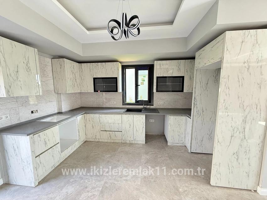 Для продажи Семейный дом 3+1 в Cumhuriyet Seferihisar Doğanbey - 170 m²