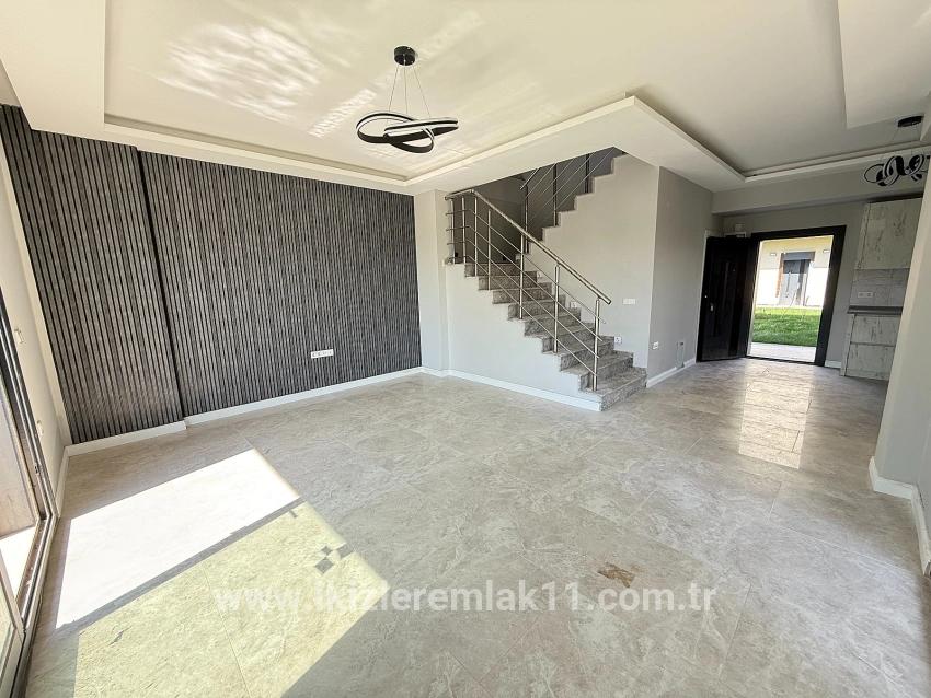Для продажи Семейный дом 3+1 в Cumhuriyet Seferihisar Doğanbey - 170 m²