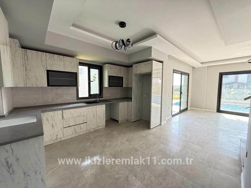 Для продажи Семейный дом 3+1 в Cumhuriyet Seferihisar Doğanbey - 170 m²