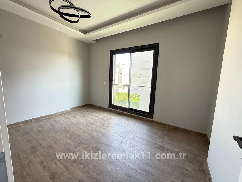 Для продажи Семейный дом 3+1 в Cumhuriyet Seferihisar Doğanbey - 170 m²