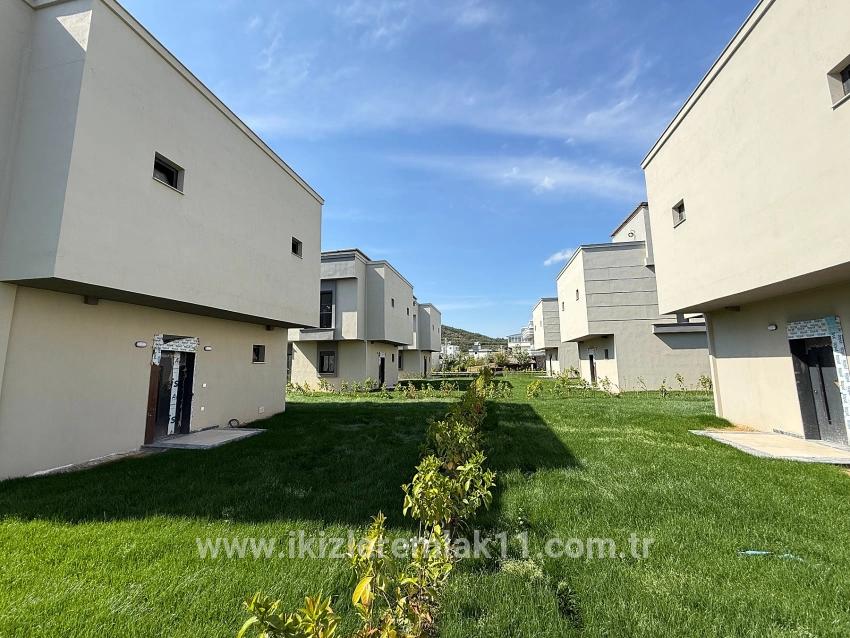 Для продажи Семейный дом 3+1 в Cumhuriyet Seferihisar Doğanbey - 170 m²