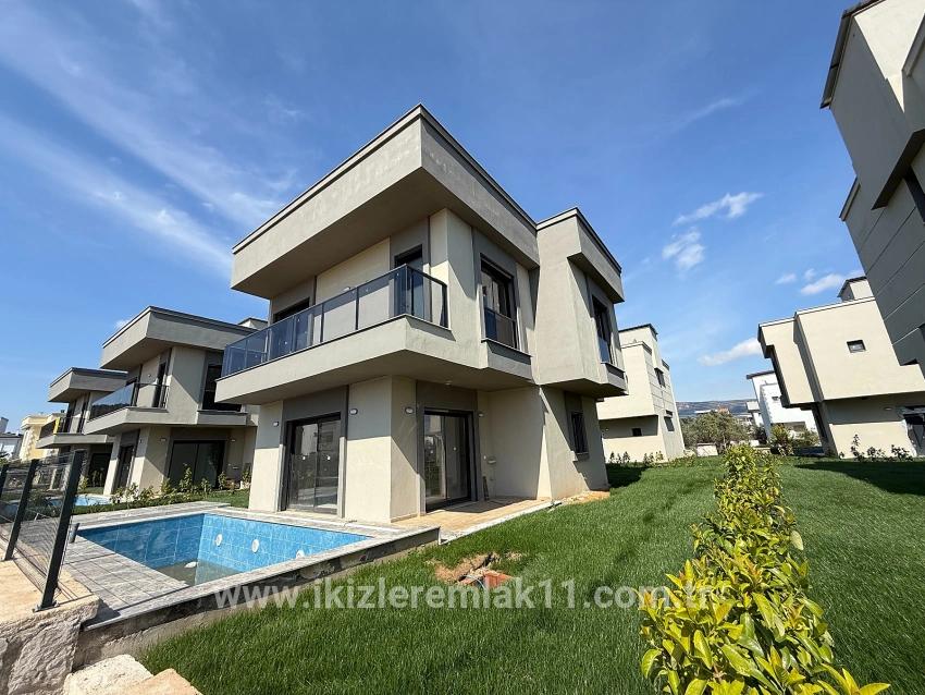 Для продажи Семейный дом 3+1 в Cumhuriyet Seferihisar Doğanbey - 170 m²
