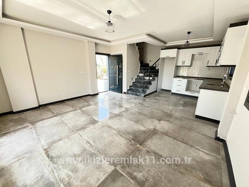 Для продажи Вилла 3+1 в Cumhuriyet Seferihisar Doğanbey - 180 m²