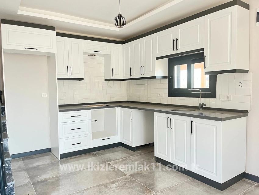 Для продажи Вилла 3+1 в Cumhuriyet Seferihisar Doğanbey - 180 m²
