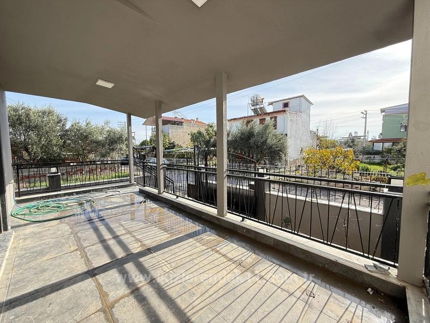 В Доганбее, Сеферихисар, Продается Совершенно Новая Отдельно Стоящая Вилла С 3 Спальнями, 1 Ванной Комнатой И Садом.