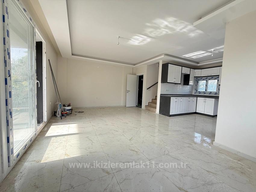 В Доганбее, Сеферихисар, Продается Совершенно Новая Отдельно Стоящая Вилла С 3 Спальнями, 1 Ванной Комнатой И Садом.