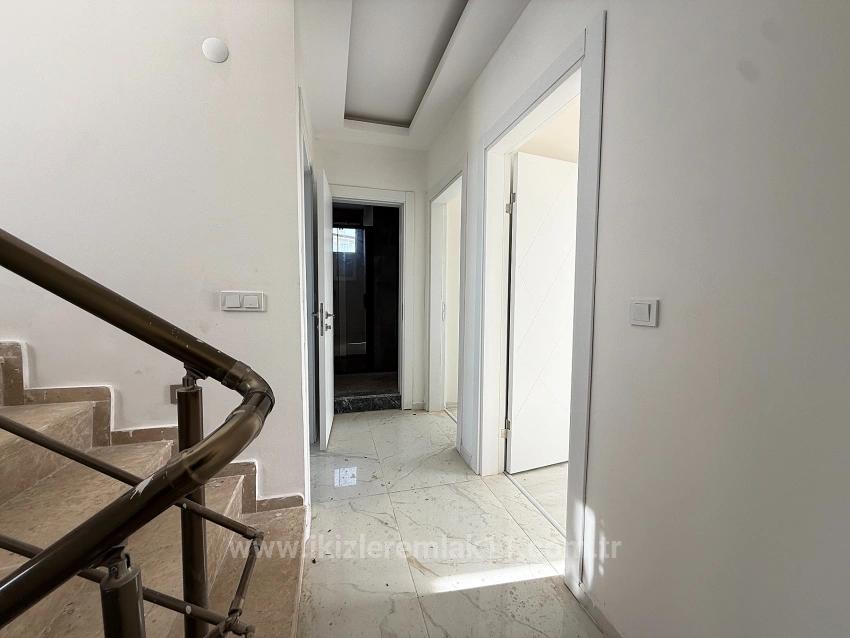 В Доганбее, Сеферихисар, Продается Совершенно Новая Отдельно Стоящая Вилла С 3 Спальнями, 1 Ванной Комнатой И Садом.