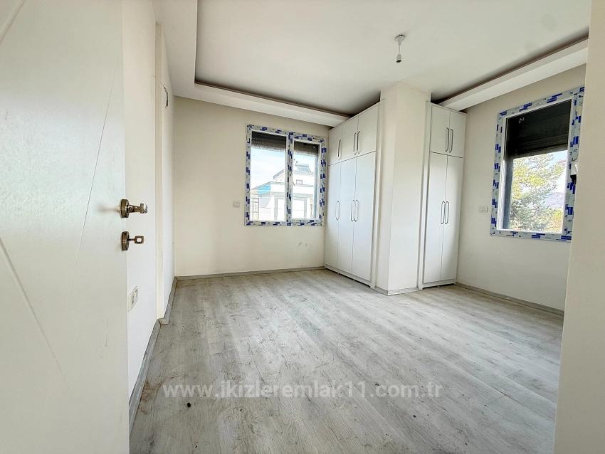 В Доганбее, Сеферихисар, Продается Совершенно Новая Отдельно Стоящая Вилла С 3 Спальнями, 1 Ванной Комнатой И Садом.