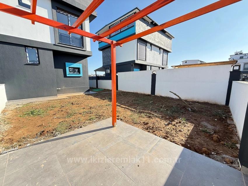 Продается Новый Двухэтажный Летний Домик С Садом (2 Спальни, 1 Ванная Комната) В Районе Доганбей, Сеферихисар.