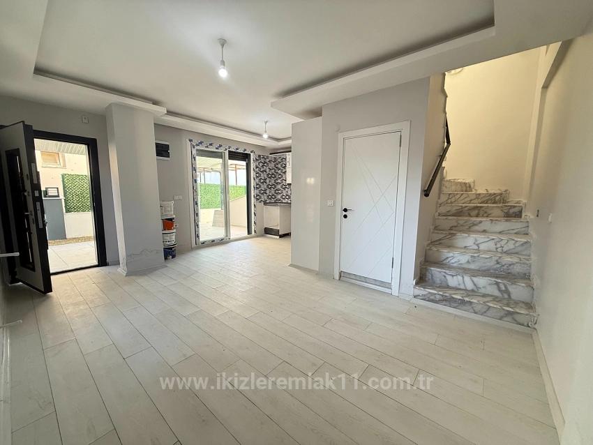 Продается Новый Двухэтажный Летний Домик С Садом (2 Спальни, 1 Ванная Комната) В Паямлы, Сеферихисар.