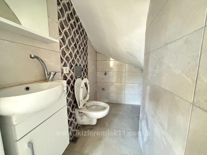 Продается Новый Двухэтажный Летний Домик С Садом (2 Спальни, 1 Ванная Комната) В Паямлы, Сеферихисар.