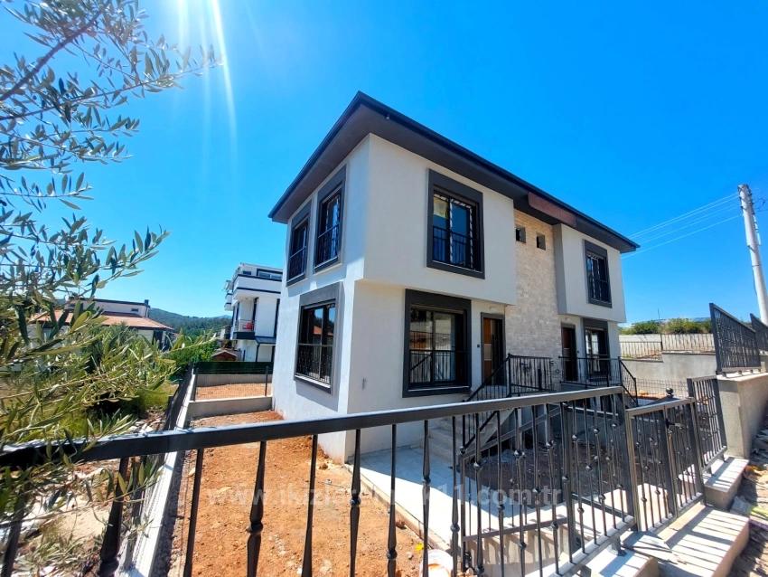 Совершенно Новая Двухуровневая Вилла 2+1 С Садом На Продажу В Паямлы, Сеферихисар.