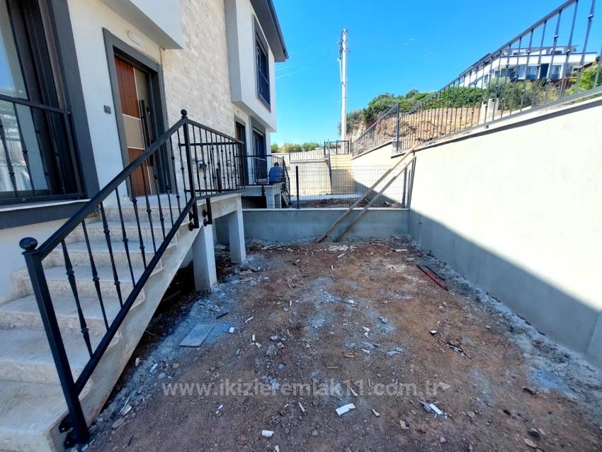 Совершенно Новая Двухуровневая Вилла 2+1 С Садом На Продажу В Паямлы, Сеферихисар.