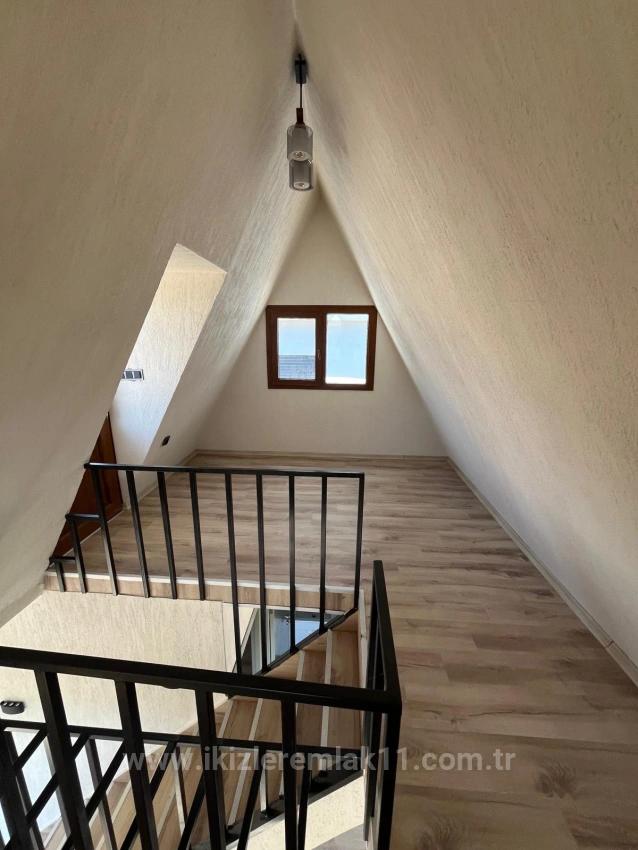 Продается Сборный Отдельно Стоящий Летний Домик С 2 Спальнями И 1 Ванной Комнатой В Мендерес-Гюмюльдюре, Расположенный На Участке Площадью 200 Квадратных Метров.