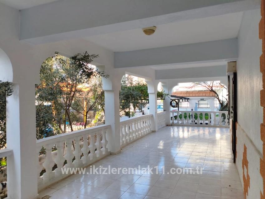 Для продажи Семейный дом 6+1 в Cumhuriyet Seferihisar Doğanbey - 200 m²