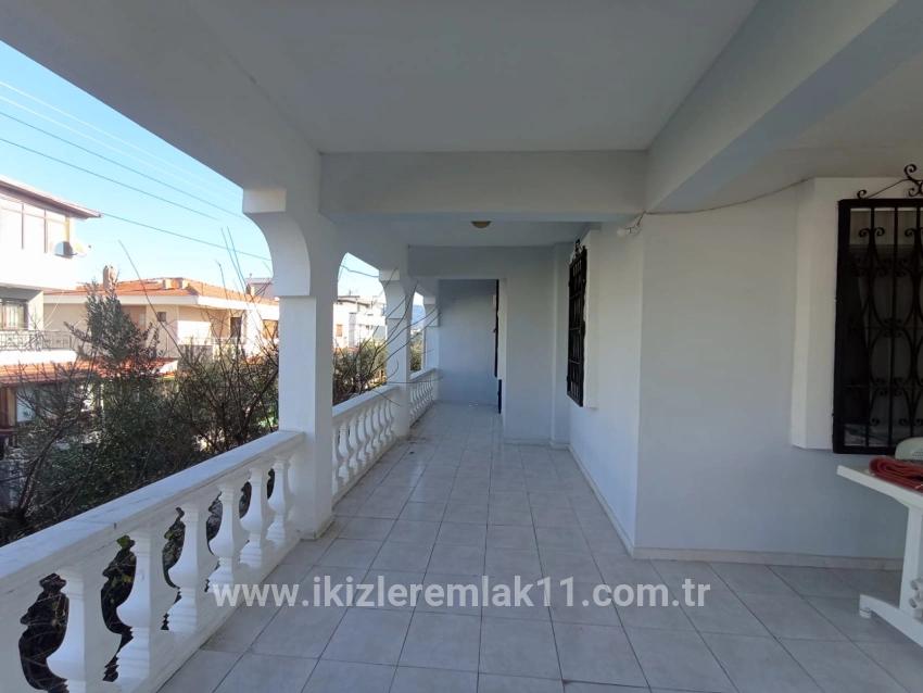 Для продажи Семейный дом 6+1 в Cumhuriyet Seferihisar Doğanbey - 200 m²