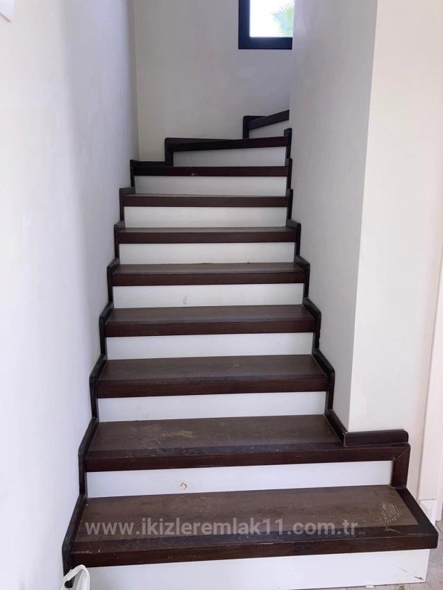 Продается Двухуровневая Вилла 3+1 С Просторным Садом В Доганбее, Сеферихисар.