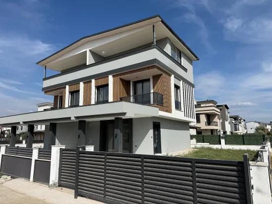 в Seferihisar Doğanbey на продажу новый 3+1 двухуровневая вилла – с большим садом