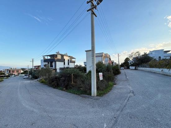 Угловой Участок Площадью 285 Квадратных Метров С Разрешением На Строительство Продается В Районе Сеферихисар, Доганбей.