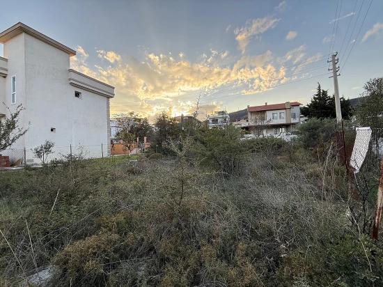 Угловой Участок Площадью 285 Квадратных Метров С Разрешением На Строительство Продается В Районе Сеферихисар, Доганбей.