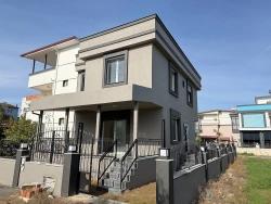 В Доганбее, Сеферихисар, Продается Совершенно Новая Отдельно Стоящая Вилла С 3 Спальнями, 1 Ванной Комнатой И Садом.