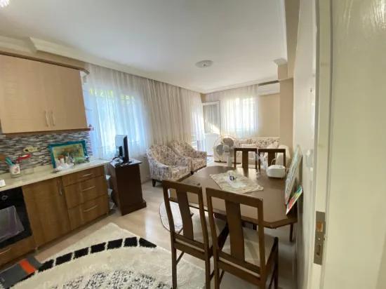 В Центре Ürkmez На Первом Этаже 2 + 1 Полностью Меблированная Квартира