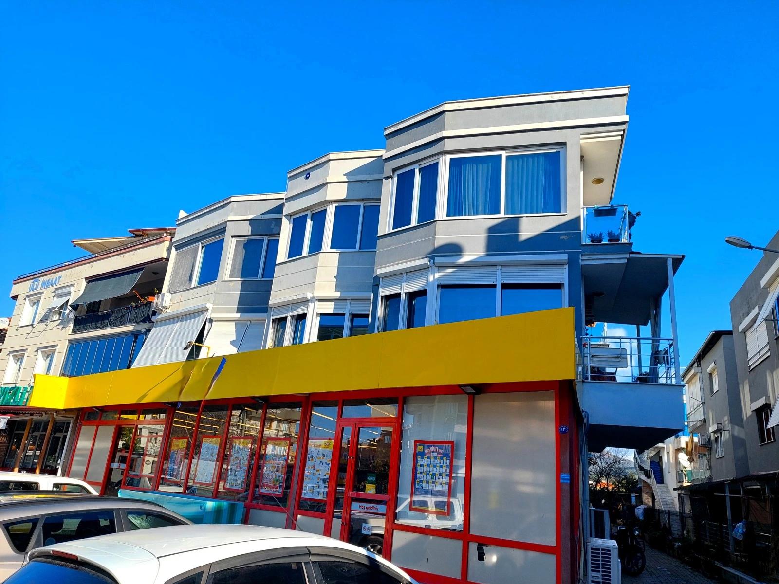 Seferihisar Ürkmez Merkez’de Satılık2+1 Ara Kat Daire