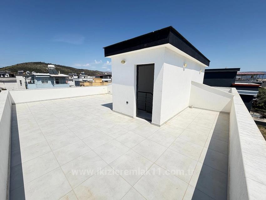 Seferihisar Doğanbey'de Denıze Yakın Satılık Genıs Bahcelı Sıfır 3+1 Villa