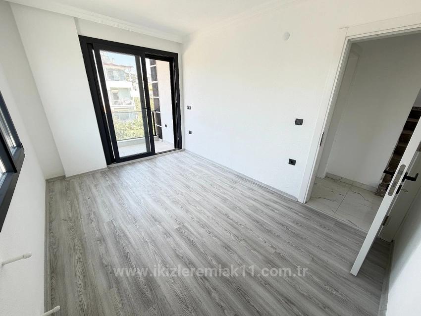 Seferihisar Doğanbey'de Denıze Yakın Satılık Genıs Bahcelı Sıfır 3+1 Villa