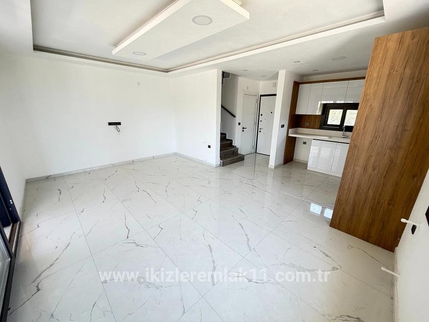 Seferihisar Doğanbey Cumhuriyet Mah. Satılık 3+1 Villa - 220 m²