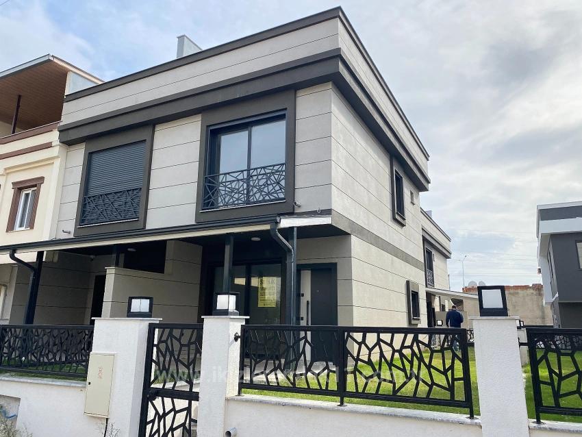 Ürkmez Doğanbey'de Denize Yakın Satılık Bahceli 2+1 Villa