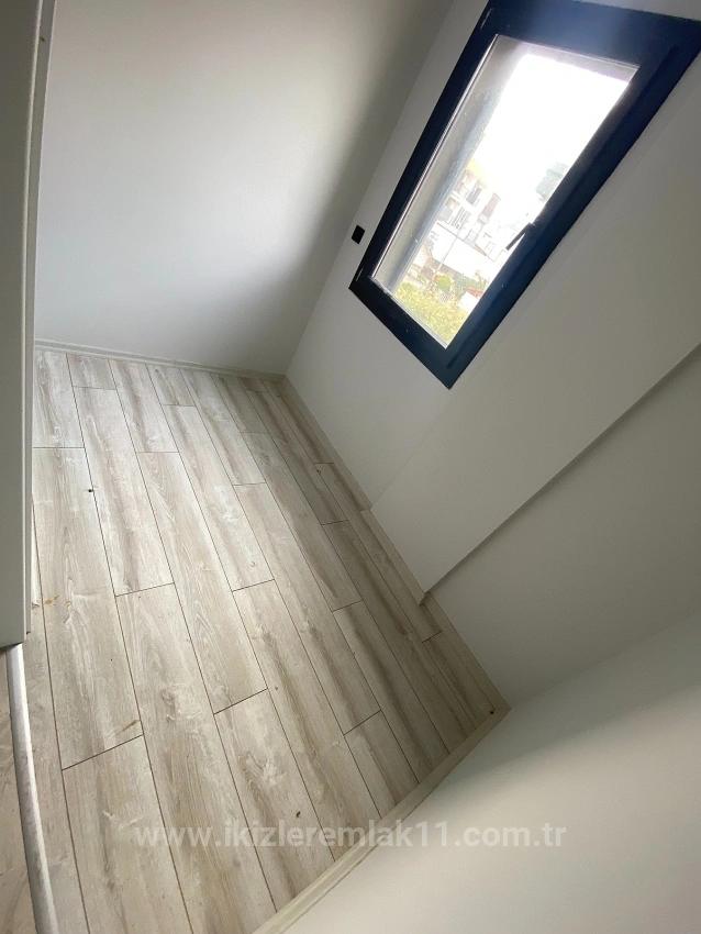 Ürkmez Doğanbey'de Denize Yakın Satılık Bahceli 2+1 Villa