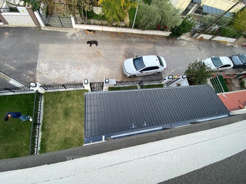 Ürkmez Doğanbey'de Denize Yakın Satılık Bahceli 2+1 Villa