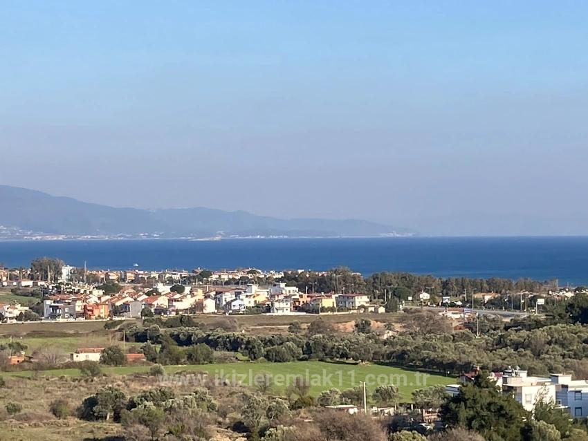 Seferihisar Doğanbeyde Satılık 2+1 Deniz Manzaralı Bahçeli Villa