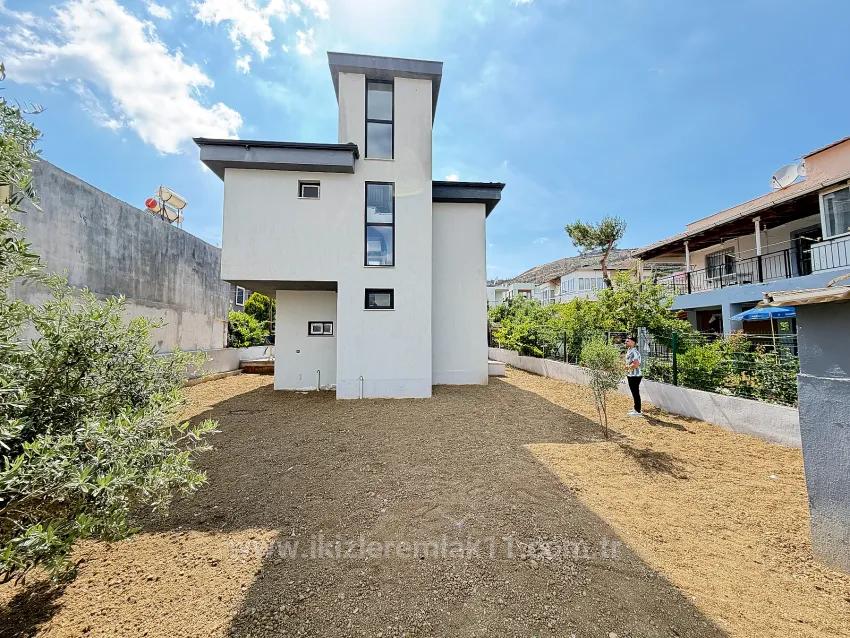 Doğanbeyde Denize Yakın 370 M2 Bahce Tek Müstakil 3+1 Villa