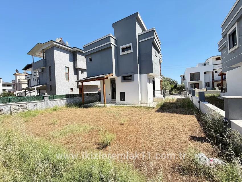 Seferihisar Doğanbey Cumhuriyet Mah. Satılık 3+1 Villa - 300 m²