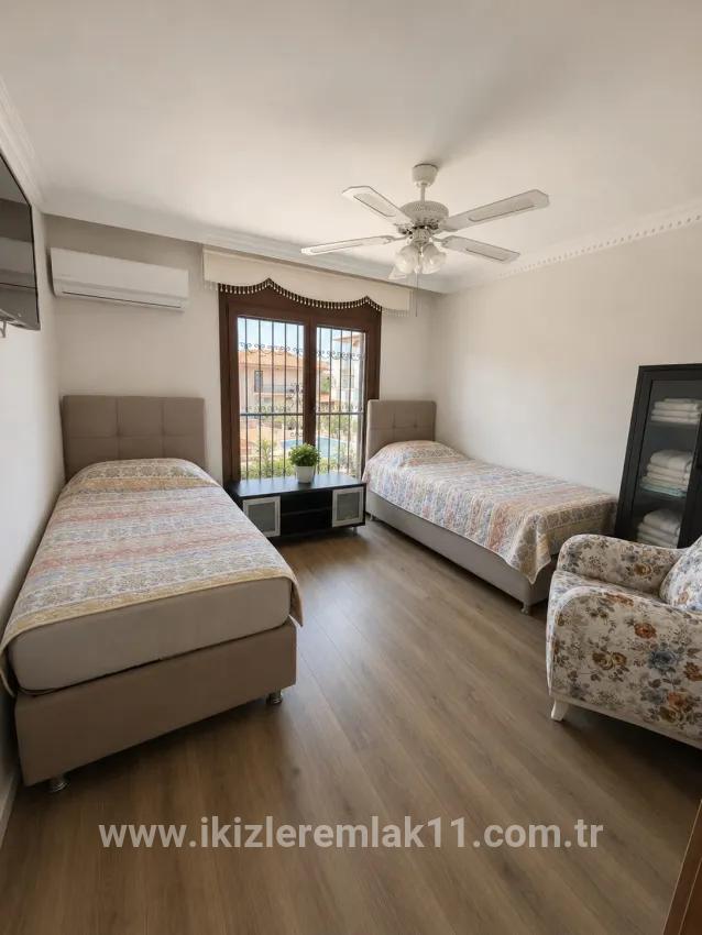 Menderes Gümüldür Gümüldür Fevzi Çakmak Mah. Satılık 4+1 Villa - 170 m²