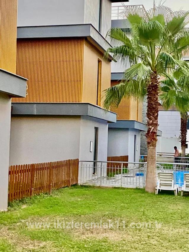 Seferihisar Doğanbey deniz tarafında site İçerisinde havuzlu tek müstakil villa