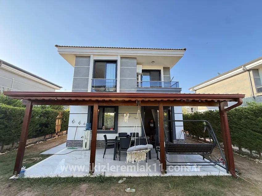Ürkmez Doğanbey'de Müstakil Havuzlu 3+1 Ayrı Mutfak Geniş Bahçe