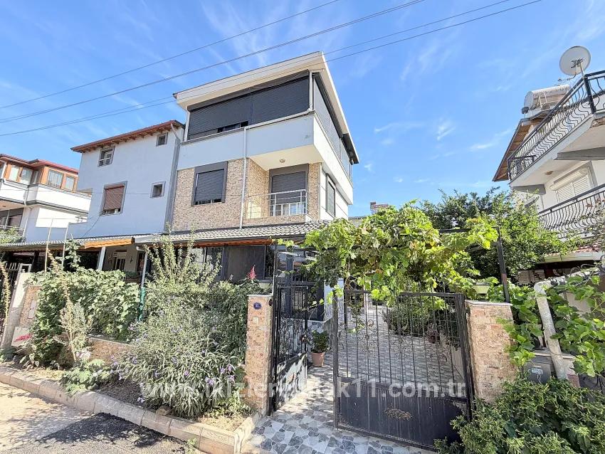 Seferihisar Doğanbey Cumhuriyet Mah. Satılık 3+1 Müstakil Ev - 180 m²