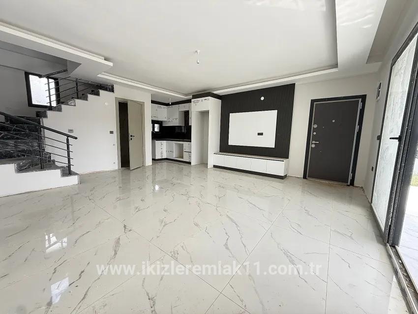 Seferihisar Doğanbey Cumhuriyet Mah. Satılık 3+1 Villa - 180 m²