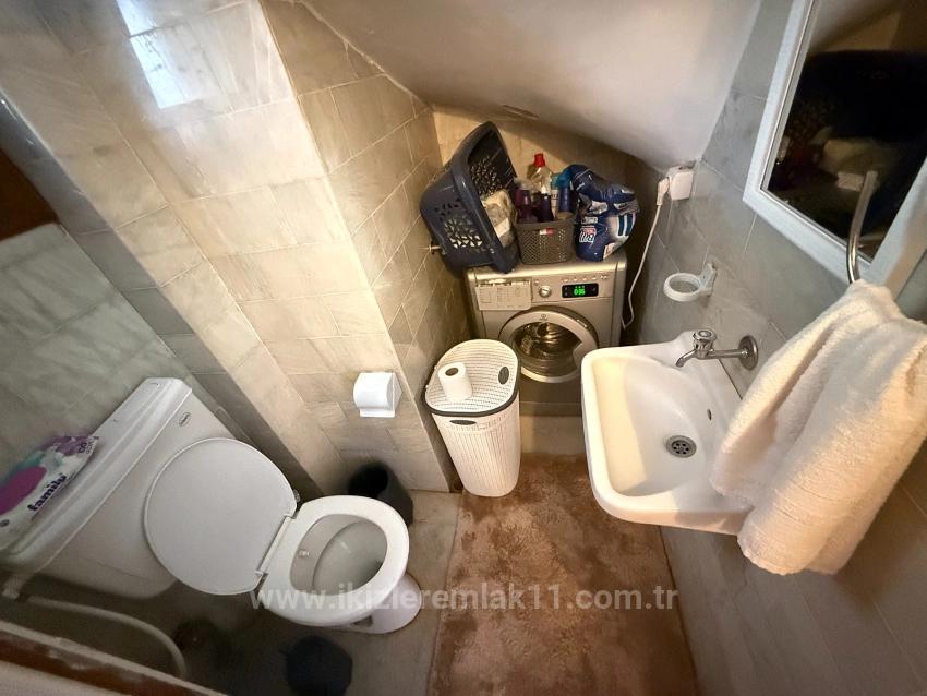 Seferihisar Doğanbey Merkez'de Acil Satılık Geniş Bahçeli 3+1 Villa