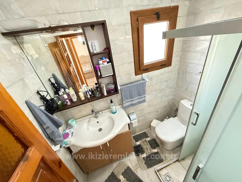 Seferihisar Doğanbey Merkez'de Acil Satılık Geniş Bahçeli 3+1 Villa